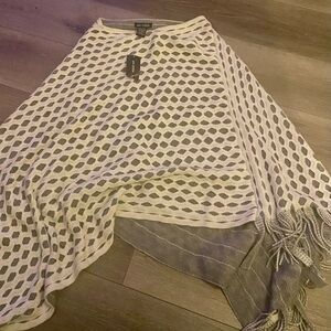 Max Edition Poncho Sweater Fringes Asymmetrical Size L/XL Cream Gray
Cozy Soft